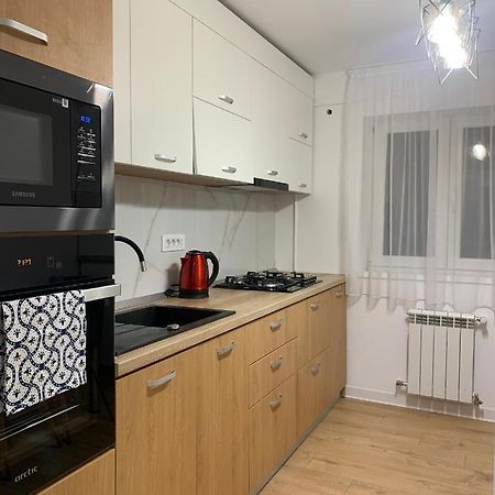 Sunny Apartment In Сучава Екстер'єр фото