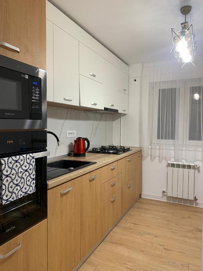 Sunny Apartment In Сучава Екстер'єр фото